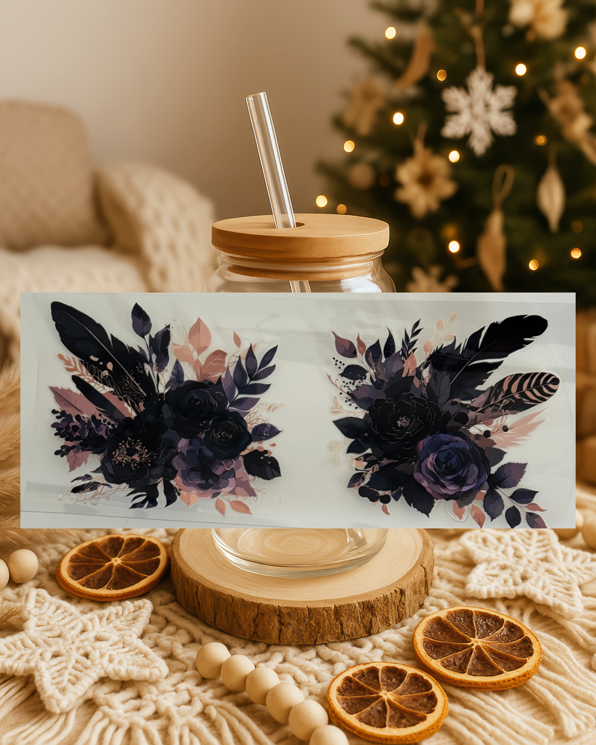 Dunkle Blüten und Federn