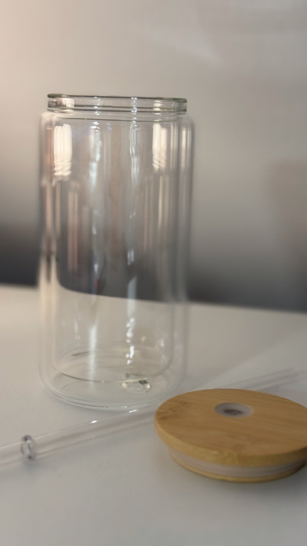 Glitzer - snow globe Trinkbecher aus Glas mit Bambusdeckel und Strohhalm